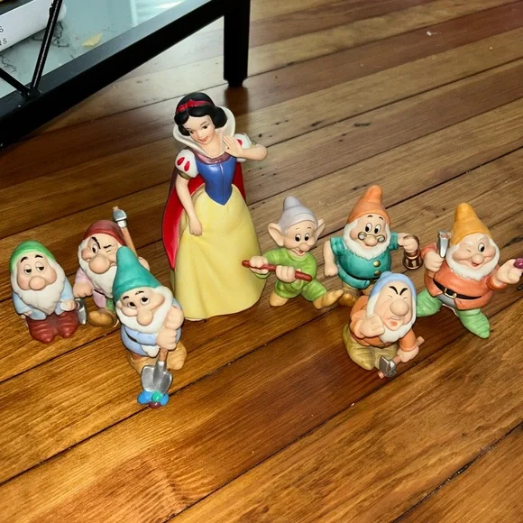 Snow White and the Seven Dwarfs Figurine Set - Picture 1 of 1